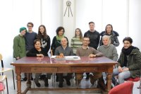 Docenti e alunni con la Dirigente Cremonesi (seduta) e Morselli (secondo a destra seduto)