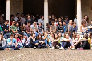 Un gruppo di studenti assiste allo spettacolo
