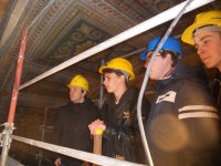 Alcuni alunni "in quota" osservano i lavori