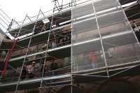 Gli alunni visitano il cantiere utilizzando il ponteggio