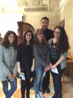 Alcune allieve del liceo con Julien Marcou