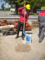 Apertura del sacchetto per la preparazione della malta