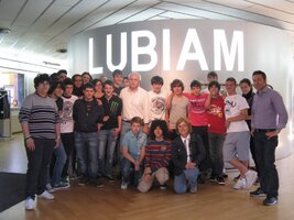 Foto di gruppo all'interno della Lubiam