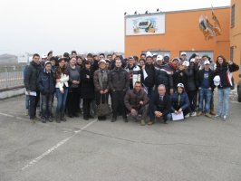 Foto di gruppo davanti alla ditta OMG 