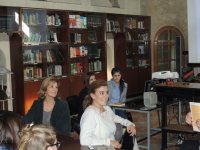 Un momento dell'incontro con la scrittrice Angeles Caso