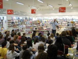 Un momento dell'incontro con l'autore