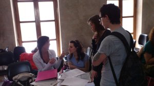 Alcuni studenti chiedono informazioni sui corsi universitari