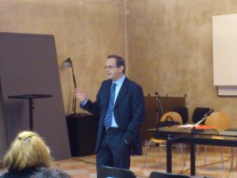 Il Prof. Alessandro Lai durante l'incontro con gli alunni