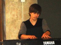 Un'alunno alle tastiere