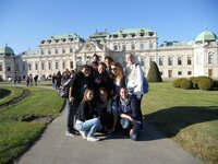 Alcune alunne di fronte al palazzo del Belvedere - Vienna