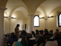 La Dott.ssa Simonetta Bitasi con gli alunni