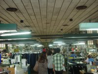 Gli alunni in visita all'interno della produzione