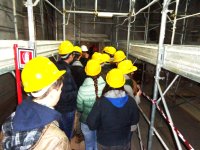 Gli alunni tra i ponteggi allestiti in cantiere