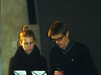 Due alunni durante la lettura di alcuni brani