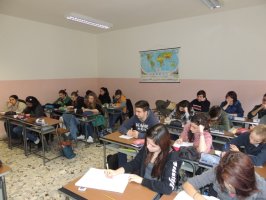 La classe 2AE mentre partecipa all'incontro 