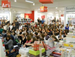 Gli alunni durante l'incontro assistono con interesse