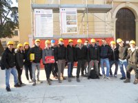 Foto di gruppo davanti alla chiesa