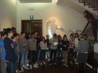 La Dott. Riva con gli alunni