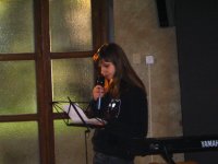 Un'alunna durante la lettura di un brano