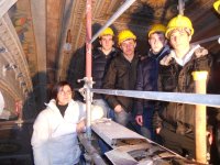 La restauratrice Lorella Freddo con alcuni alunni