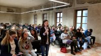 Una studentessa di 3AE rivolge una domanda agli autor