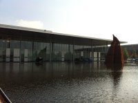 Porta d'accesso con piscina d'acqua
