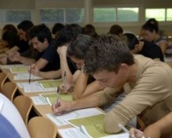 Alcuni alunni impegnati nei test