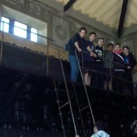 Alcuni alunni "ispezionano" un motore