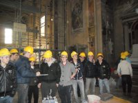 Gli alunni all'interno della chiesa con il prof. Brutti