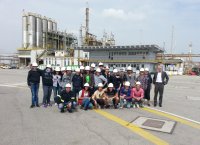 Foto di gruppo davanti alla sede della Versalis S.p.A.