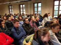 Gli alunni presenti mentre assistono alla presentazione del rapporto