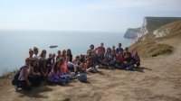 Foto di gruppo davanti alla Jurassic Coast