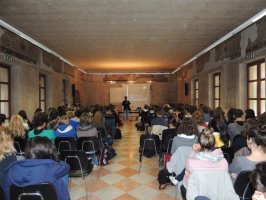 Gli alunni assistono all'incontro in aula magna