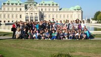 Foto di gruppo di fronte al palazzo del Belvedere - Vienna