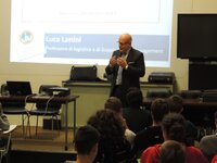 Il Prof. Lanini durante l'incontro con gli alunni