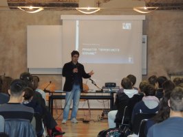 Un momento dell'incontro con il sociologo Riccardo Grassi