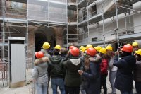 Alcuni alunni osservano il ponteggio