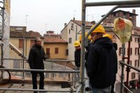 Alcuni alunni sul ponteggio del cantiere