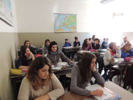 Gli alunni mentre seguono la presentazione 