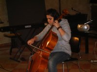 Un momento dell'esibizione al violoncello