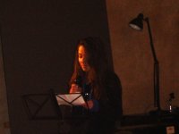 Un'alunna durante la lettura di un brano