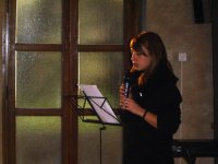 Un'alunna durante la lettura di un brano