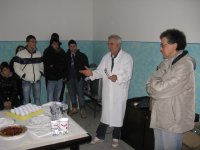 Il responsabile della produzione con studenti e insegnanti