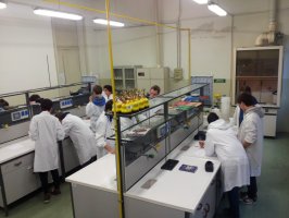 Alcuni alunni nel laboratorio di Chimica