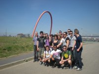 Foto di gruppo davanti al ponte pedonale sospeso