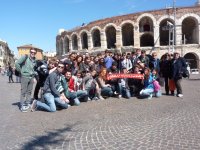 Foto di gruppo davanti all'Arena