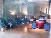 Gli alunni ascoltano uno dei responsabili