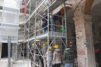 Alcuni alunni salgono sul ponteggio