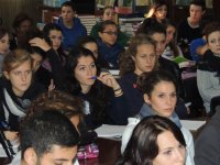 Gli alunni assistono all'incontro in aula magna