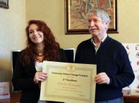 Emanuele Colorni, presidente della comunità ebraica mantovana, consegna il premio alla nostra Giulia
